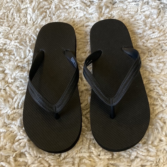 NEW Cat & Jack Black Flip Flops Youth Size 4 / 5 Shoe - Picture 3 of 7